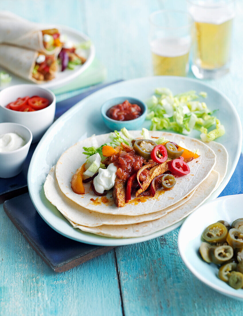 Hähnchen-Fajitas mit Paprika, Salsa und Jalapeños