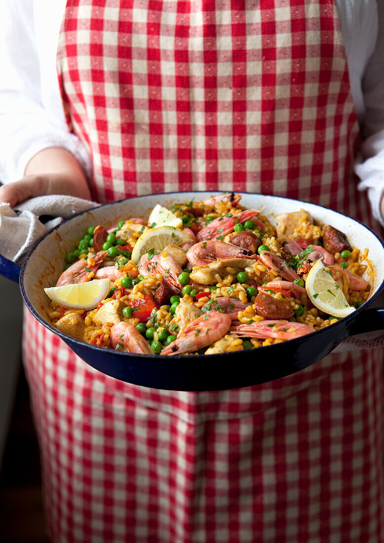 Paella mit Garnelen und Erbsen