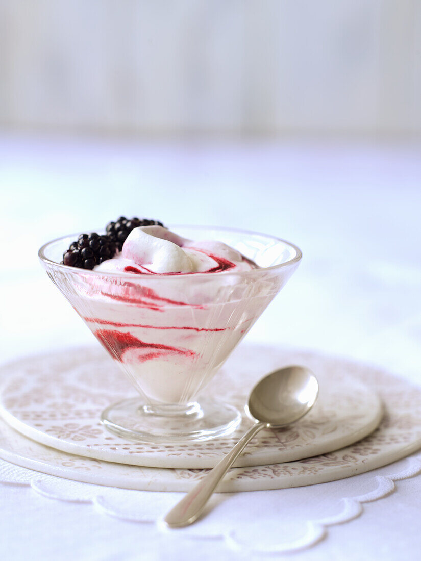 Blackberry fudge with yoghurt