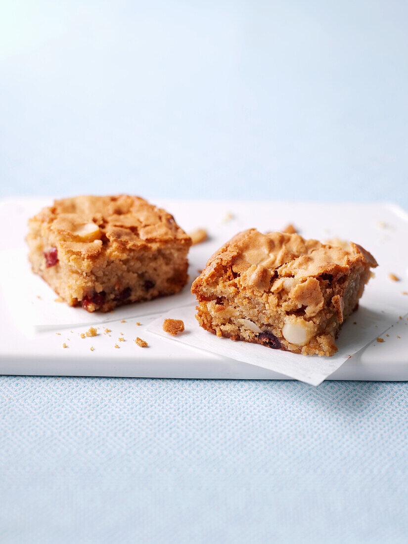 Blondies mit Nüssen und Trockenfrüchten