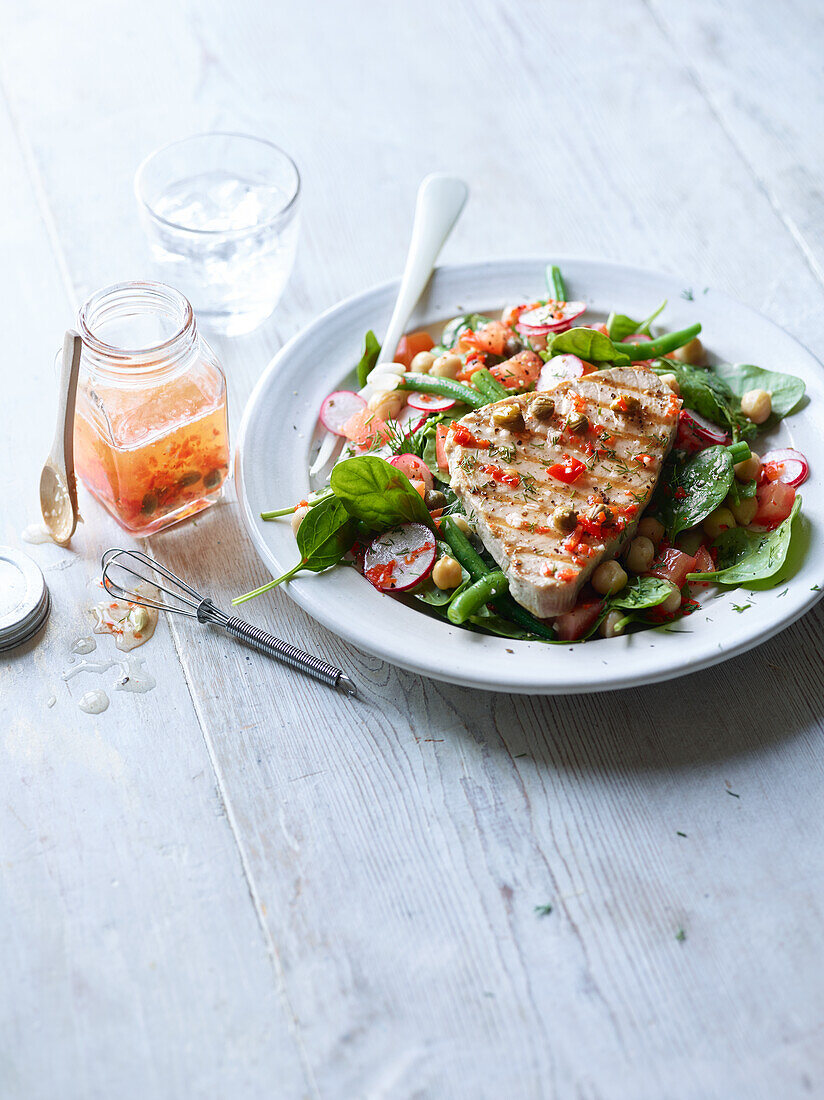 Thunfischsteak auf Spinat-Kichererbsen-Salat