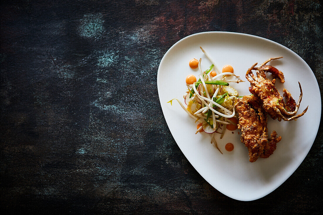 Frittierte Softshell-Krabben mit Salat