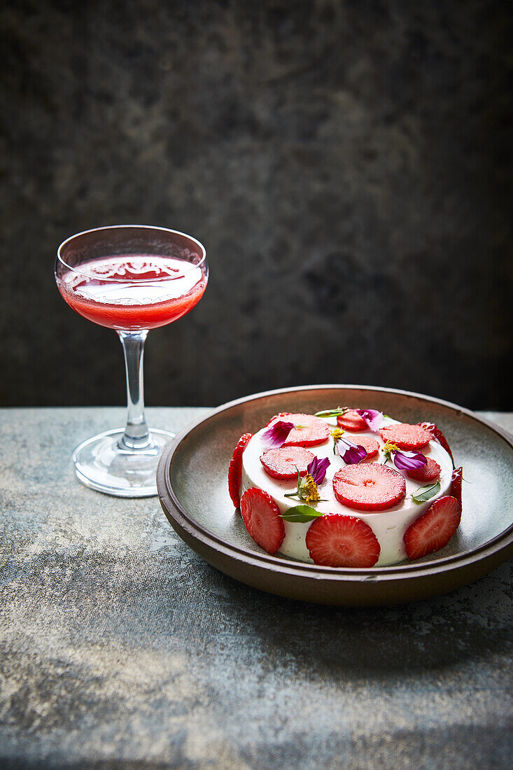 Strawberry cheesecake with fresh strawberries