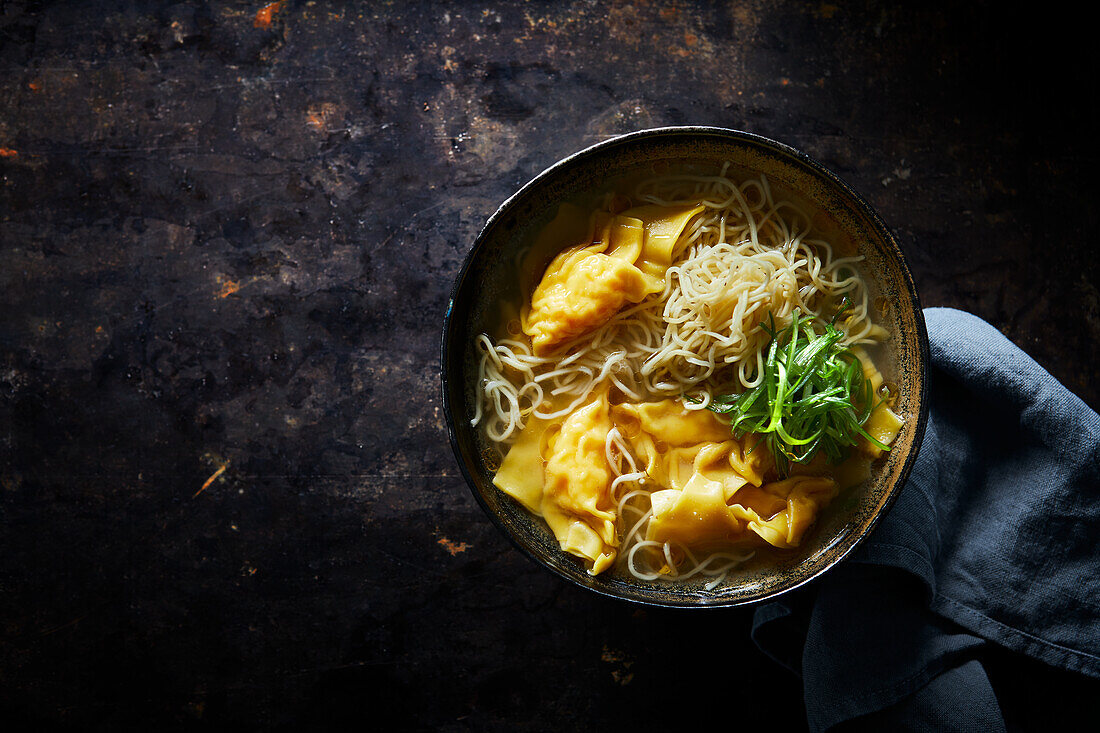 Wantan-Suppe mit Nudeln und Frühlingszwiebeln