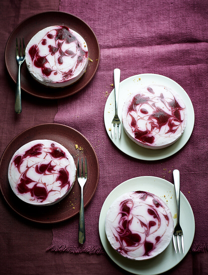 Beeren-Swirl-Käsekuchen