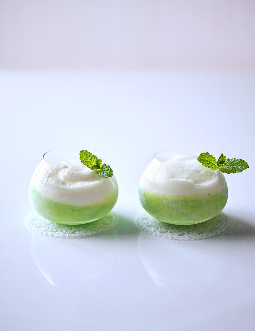 Zweifarbige Mousse mit Minze und weißer Schokolade