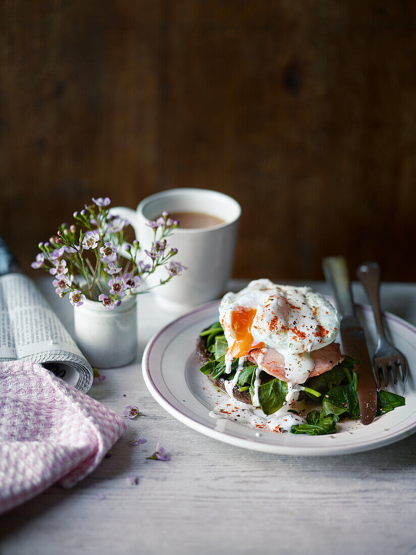 Eggs Benedict mit Pilzen und Blattspinat