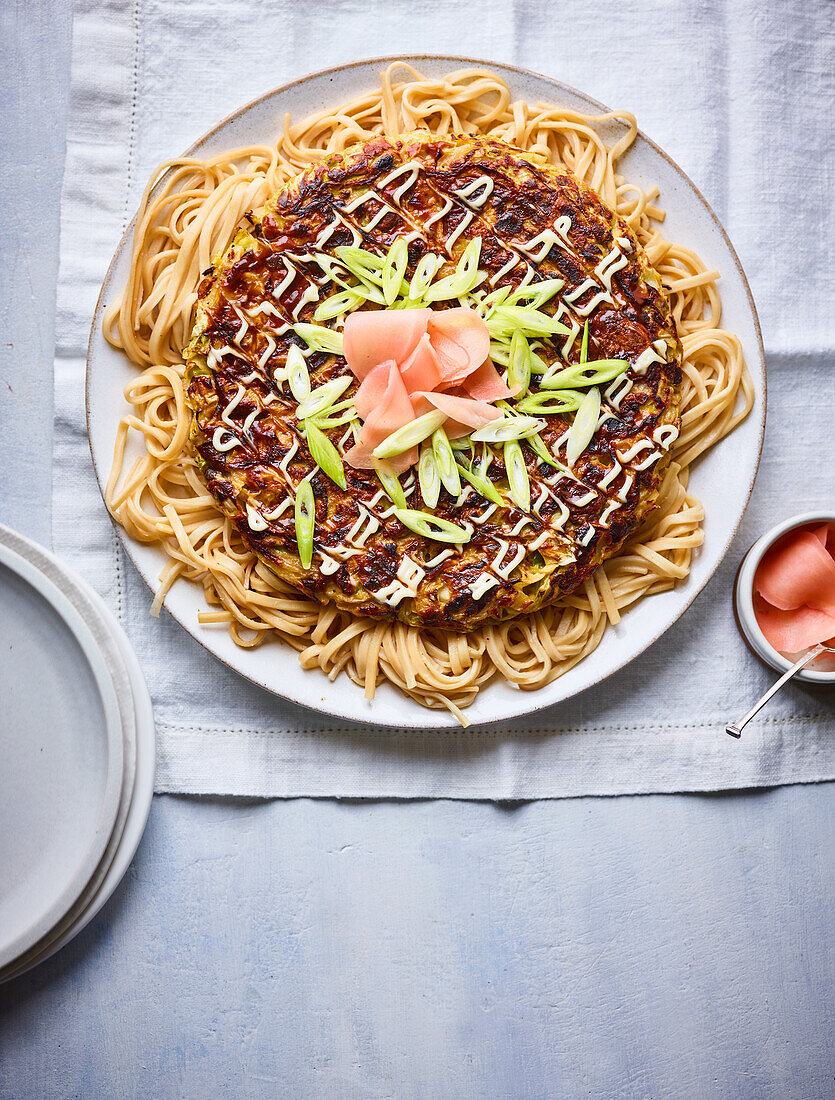 Okonomiyaki auf Spaghetti mit Ingwer und Frühlingszwiebeln