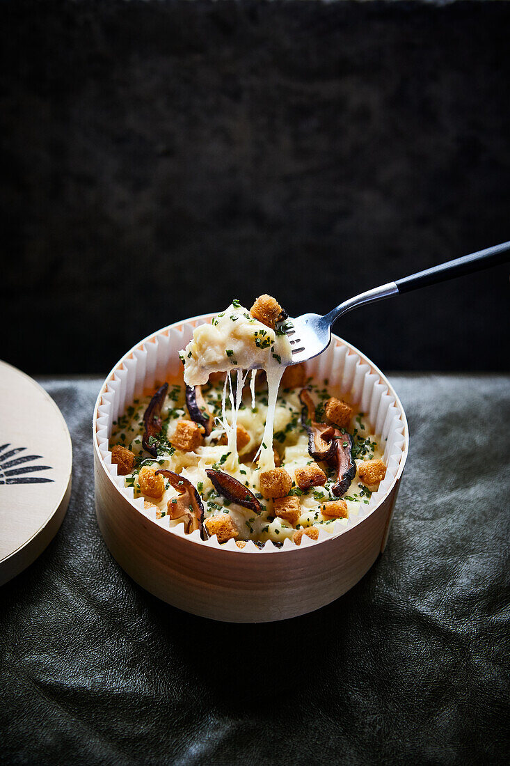 Mac and cheese with shiitake and croutons