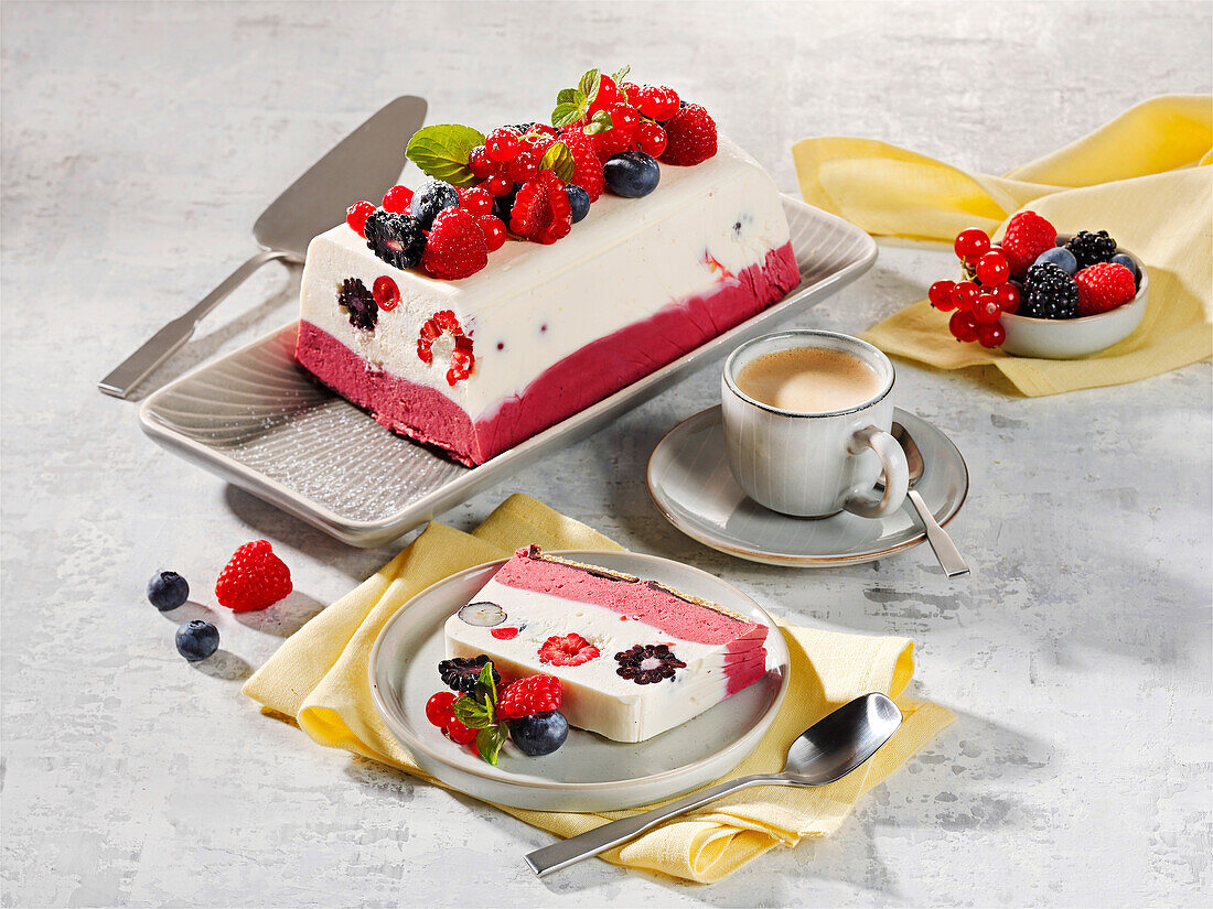 Fruchtige Quark-Eis-Torte mit frischen Beeren