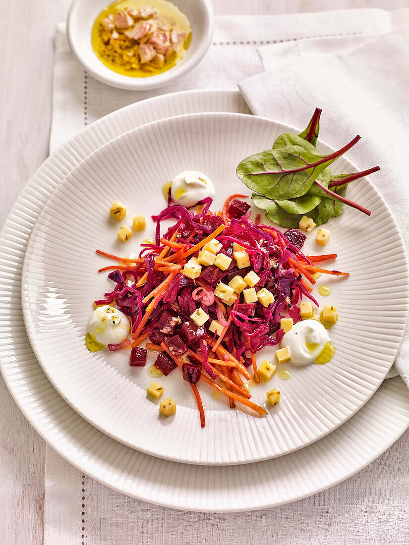 Rote-Bete-Salat mit Möhren, Rotkohl und Kümmelkäse