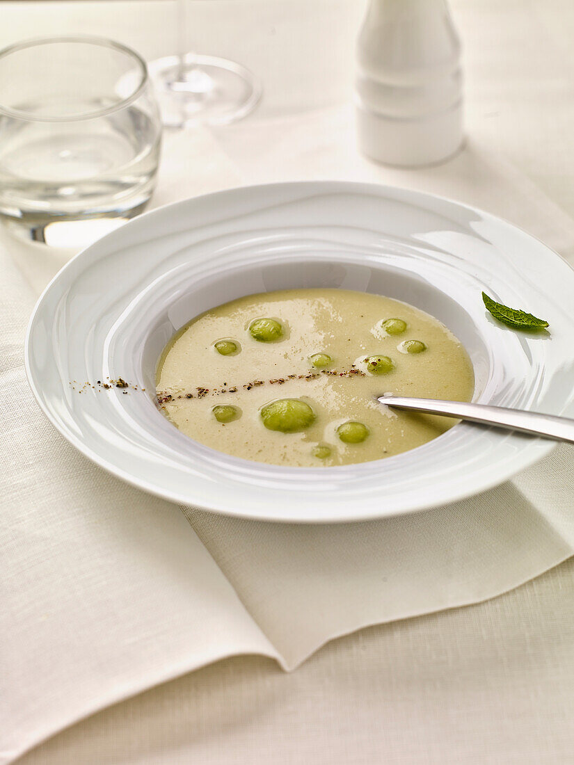 Kohlrabi soup with pepper