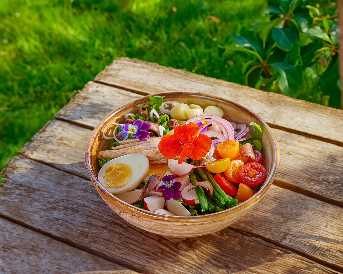 Salade Niçoise mit Eiern und Thunfisch