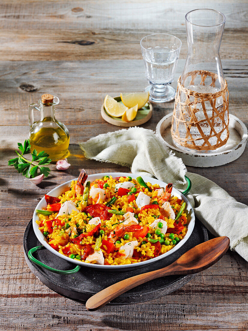 Spanische Paella mit Garnelen, Hähnchen und Fisch