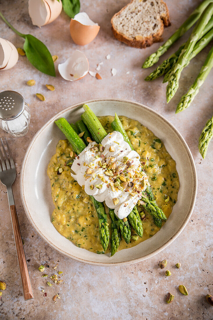 Scrambled eggs with asparagus, cream cheese and pistachios