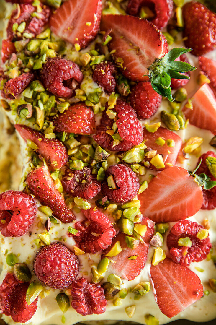 Erdbeeren, Himbeeren und Pistazien auf Sahnecreme