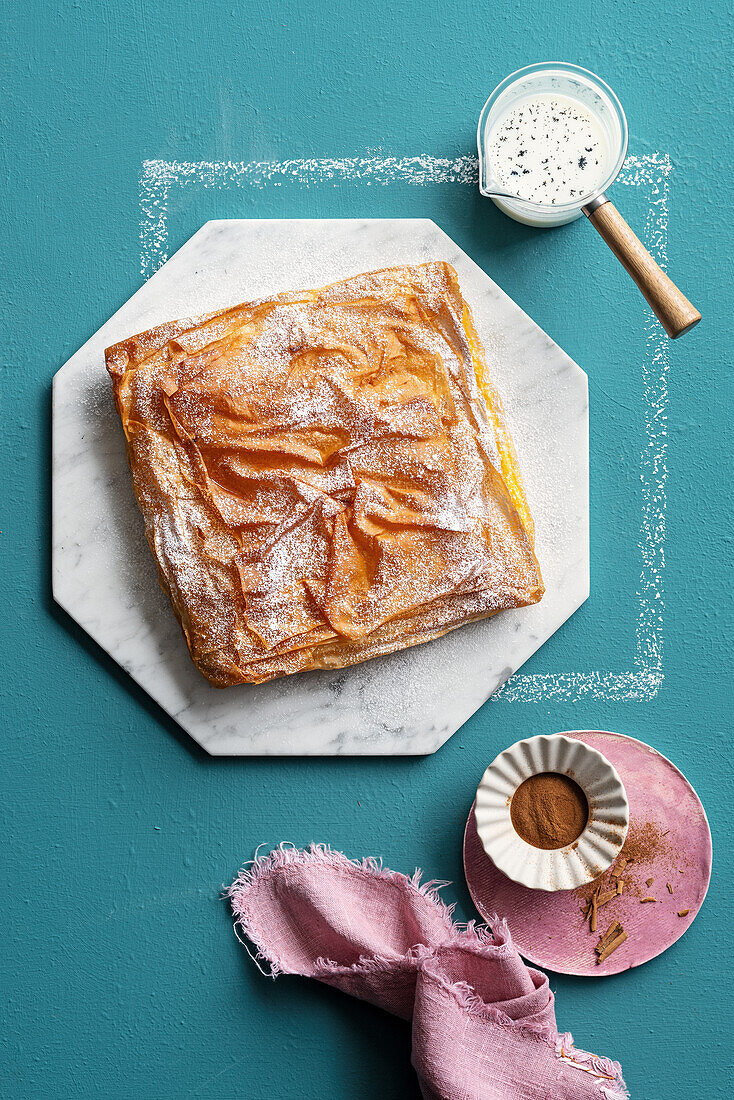 Bougatsa mit Puderzucker und Zimtpulver (Griechenland)