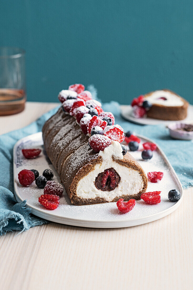 Himbeer-Tiramisu-Rolle mit Beeren