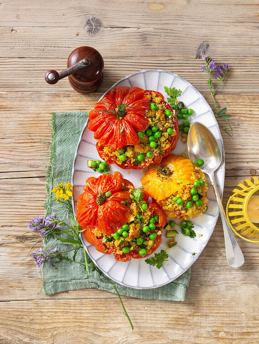 Ochsenherztomaten gefüllt mit Couscous und Erbsen