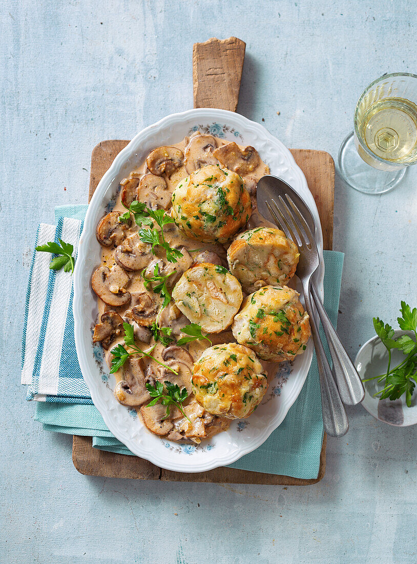 Semmelknödel mit Pilzsoße