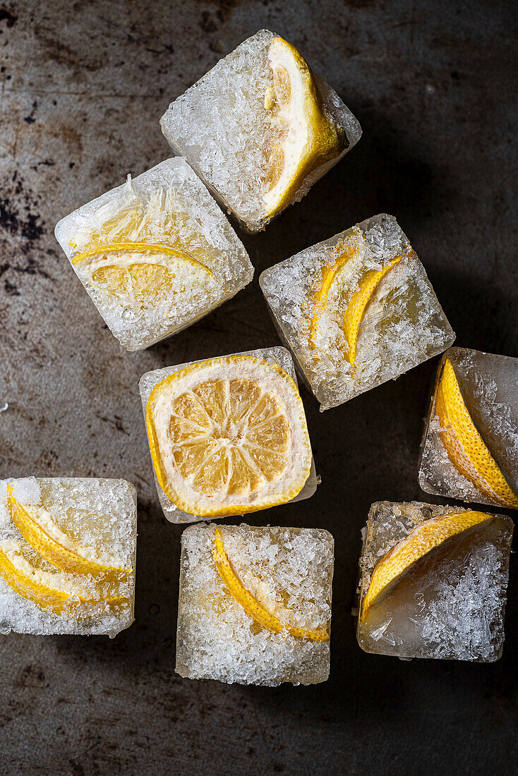 Eiswürfel mit eingeschlossenen Zitronenscheiben