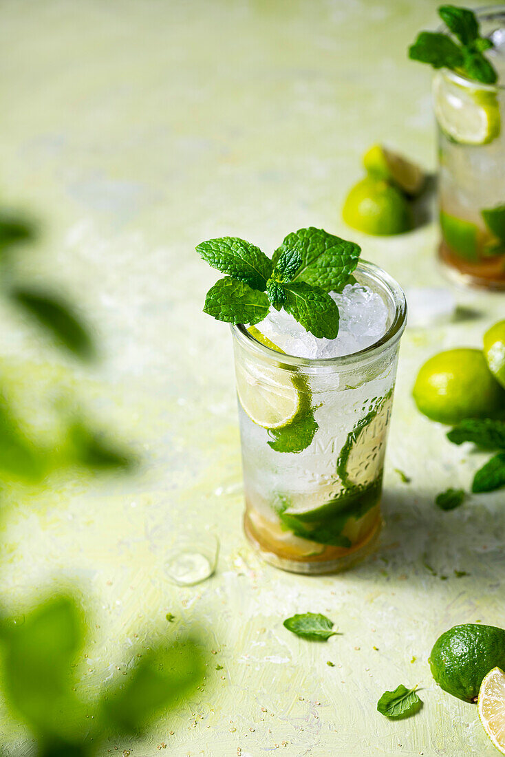 Mojito mit Limetten und Minze