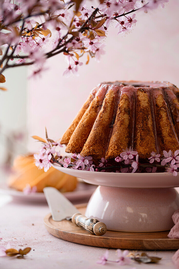 Napfkuchen mit rosa Glasur und Kirschblüten