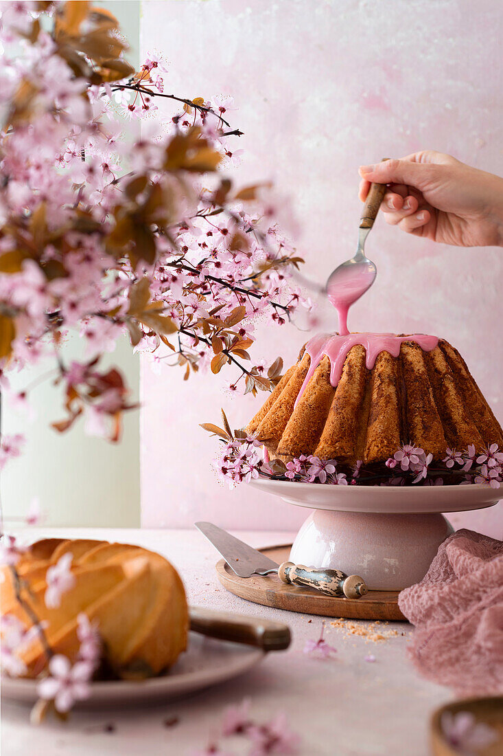 Napfkuchen mit rosa Glasur und Kirschblüten