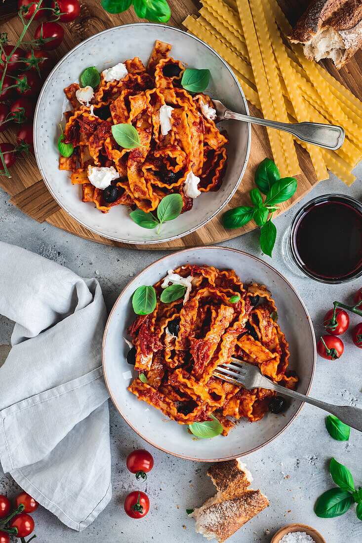 Nduja-Pasta mit Ricotta und Basilikum (Kalabrien)