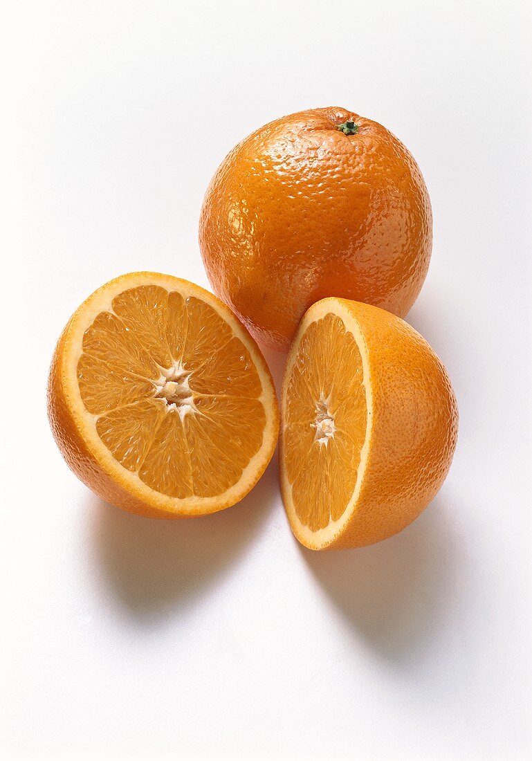 Halbierte Orange vor ganzer Orange