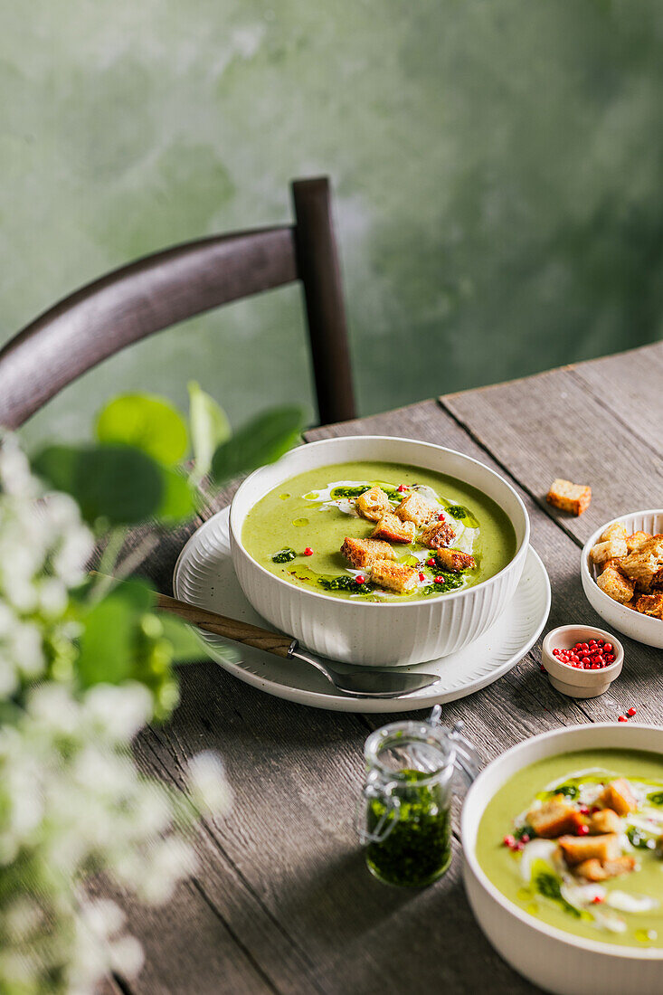 Bärlauchcremesuppe mit Croûtons und rotem Pfeffer