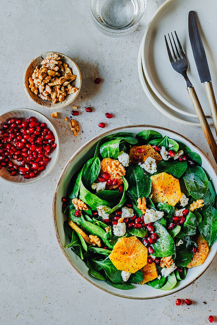 Spinat-Orangen-Salat mit Käse, Walnüssen und Granatapfelkernen