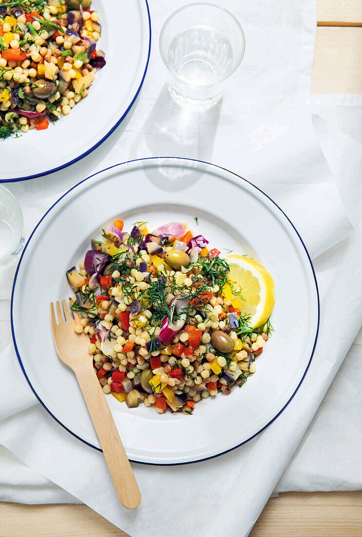 Fregola-Gemüsesalat mit Kräutern und Ingwer