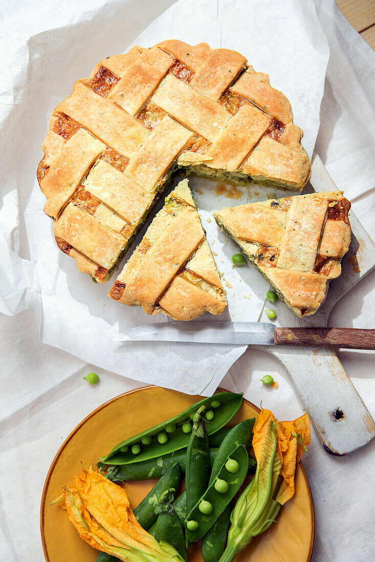 Pikanter Thymiankuchen mit Ziegenkäse und Zuckerschoten