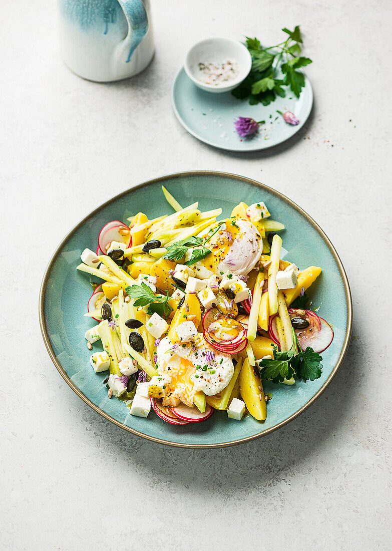 Potatoes with kohlrabi, radish and egg