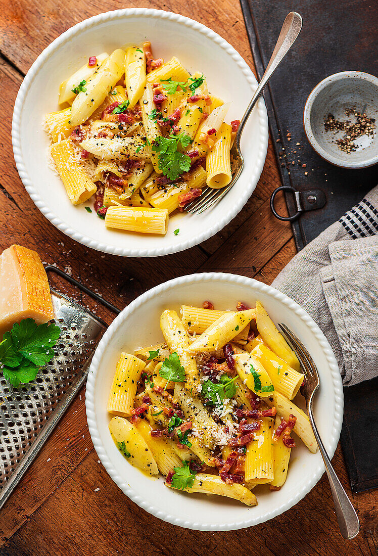 Pasta with asparagus carbonara