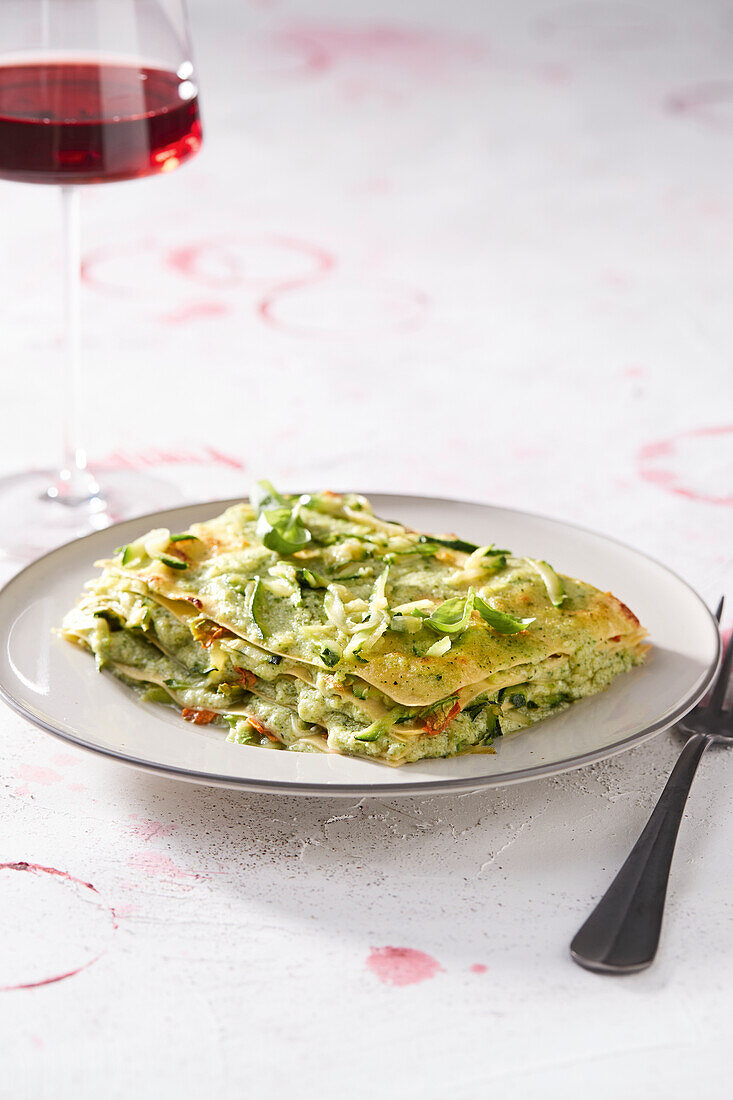 Lasagne mit Zucchiniblüten, Primosale, Zucchini und Basilikum