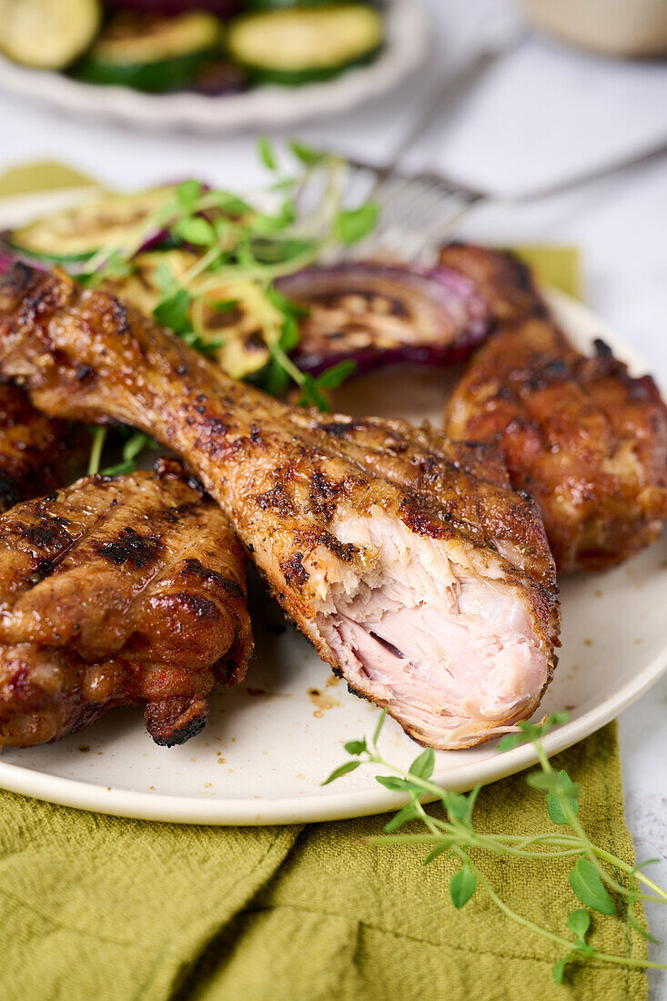 Hähnchenkeulen, Zucchini und Zwiebeln vom Grill