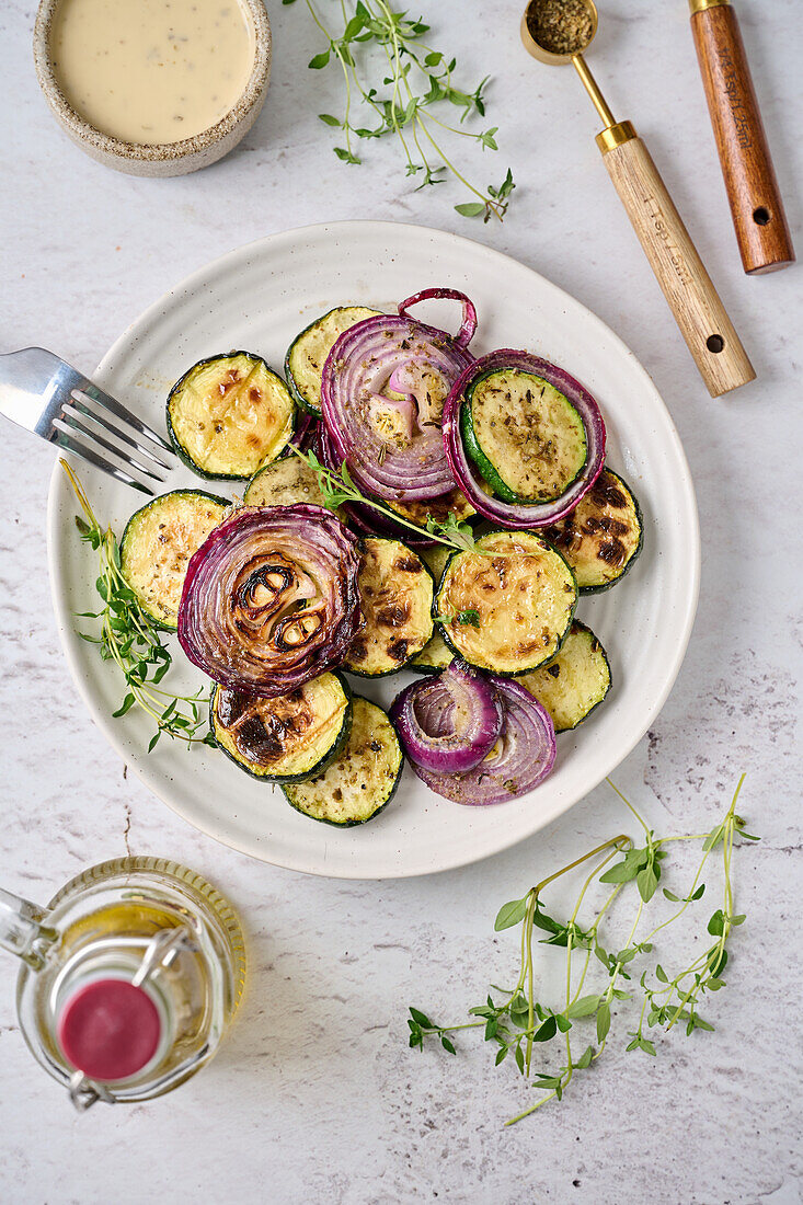 Grilled courgettes and onions with herbs