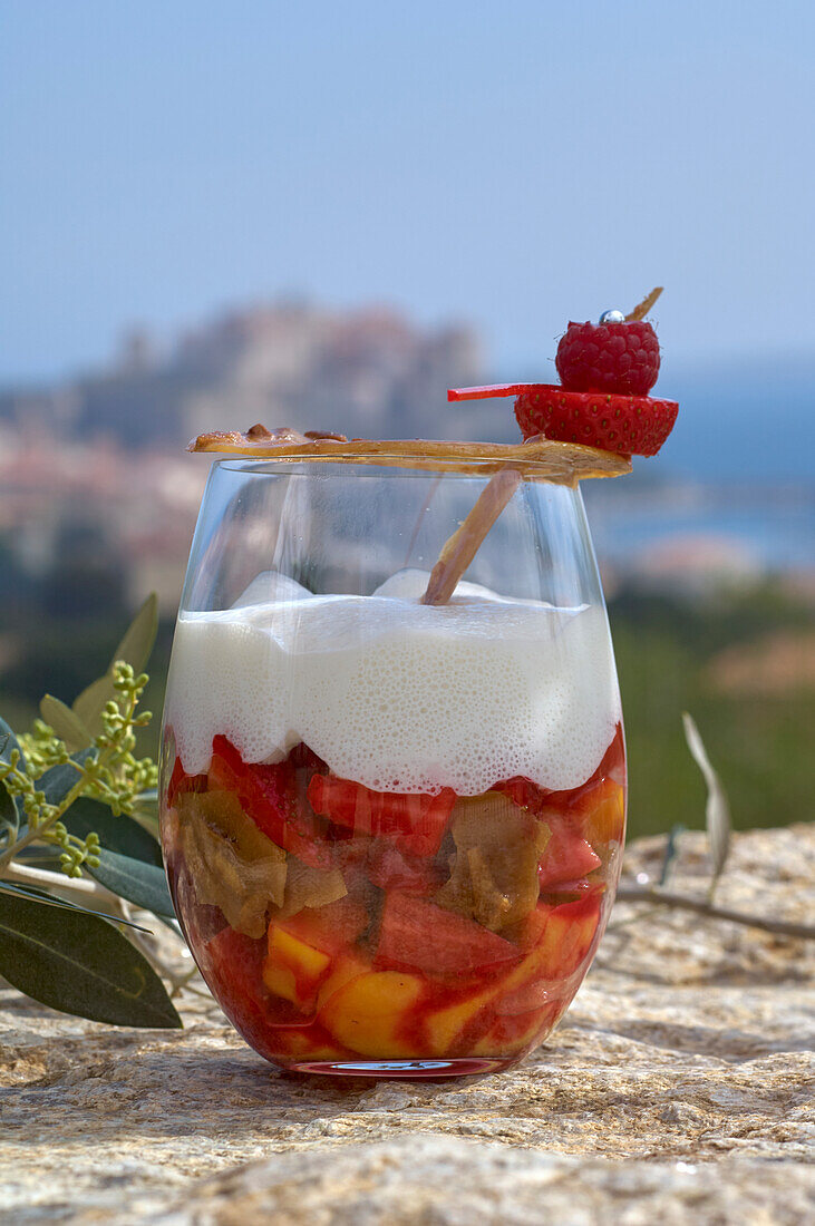 Dessert mit Erdbeeren, Mango und Mandel-Espuma