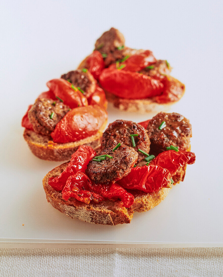 Crostoni with minced steak and tomatoes