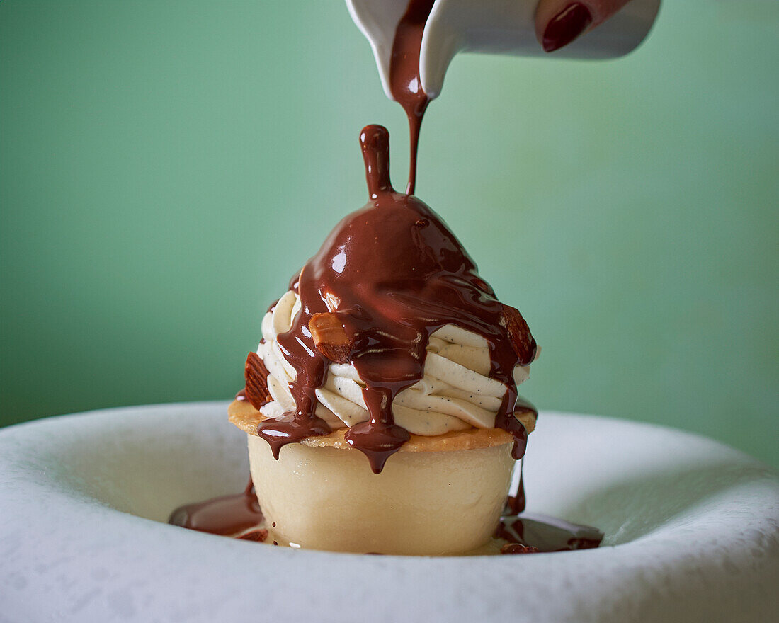 Birne Hélène mit Vanille-Chantilly, Karamell und Schokoladensauce