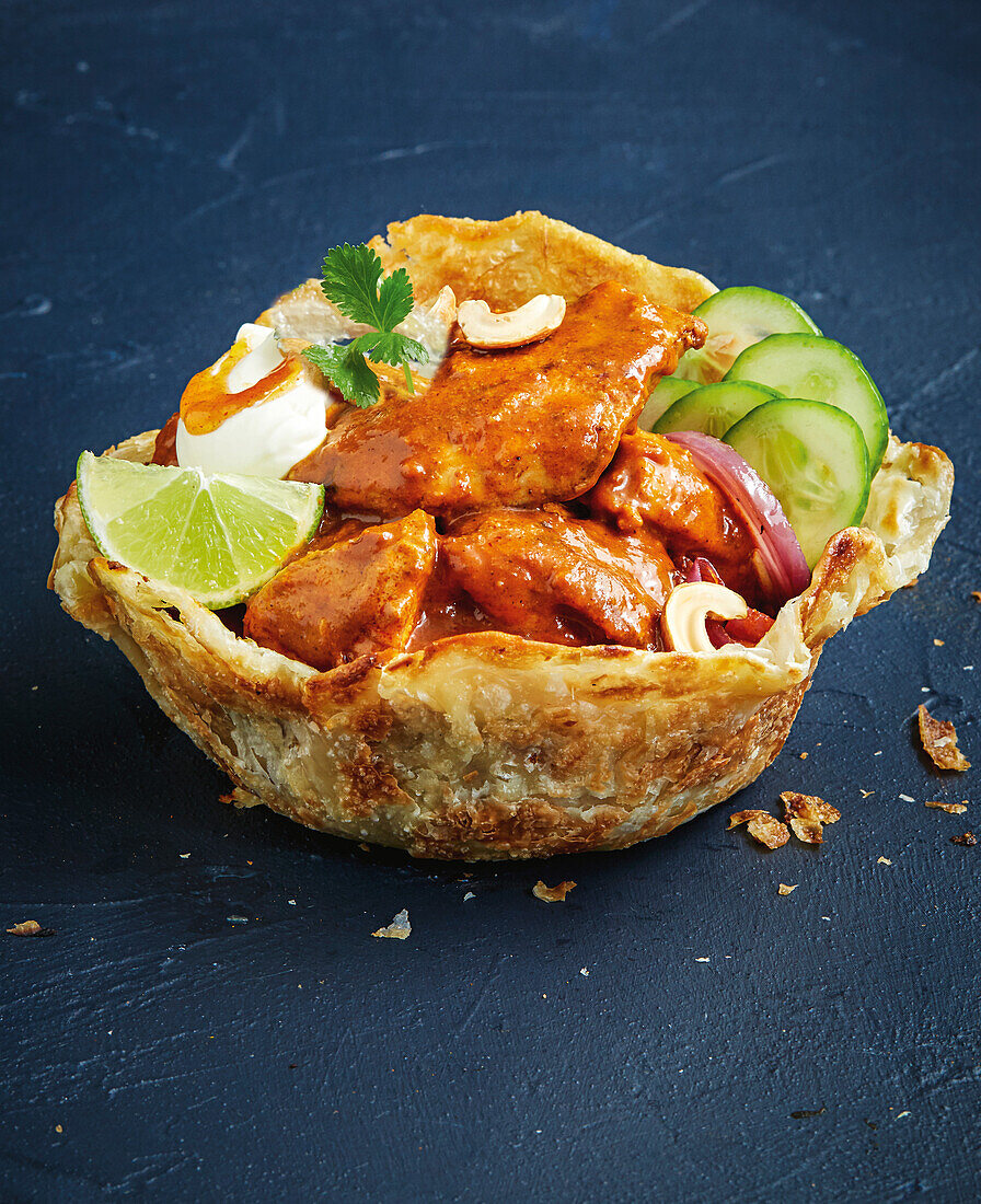 Butter Chicken in Schälchen aus Naan Brot