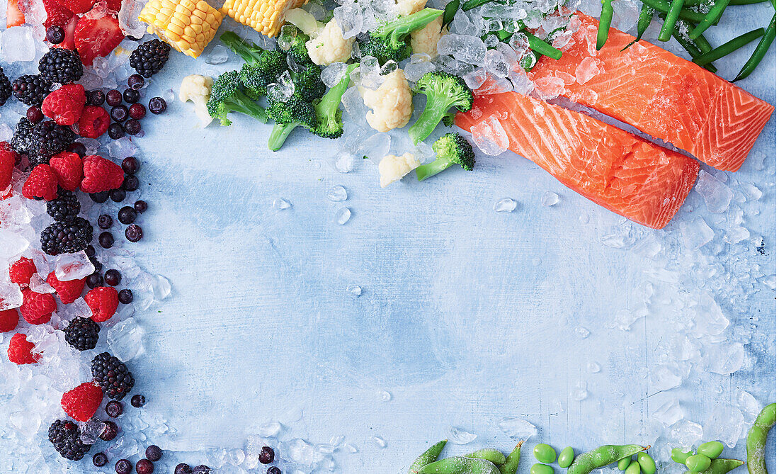 Verschiedene Tiefkühlprodukte: Lachs, Gemüse, Beeren