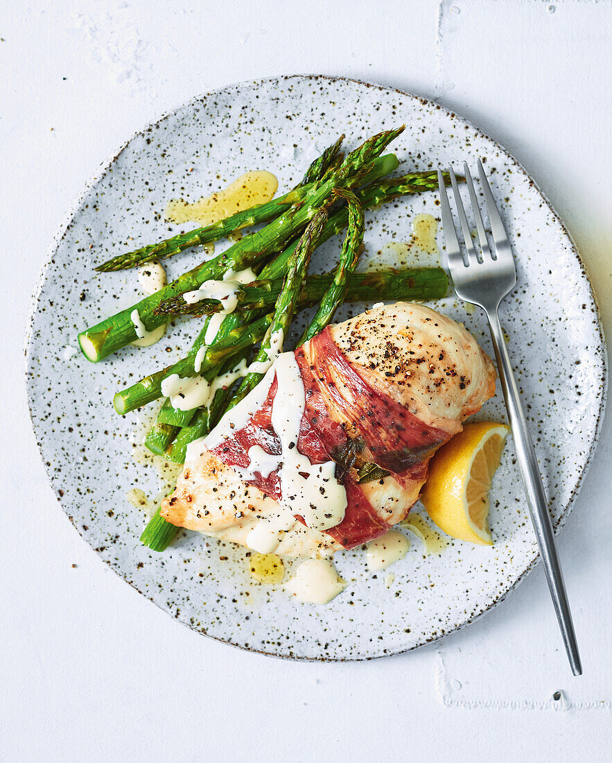 Chicken with prosciutto and asparagus from the hot air fryer