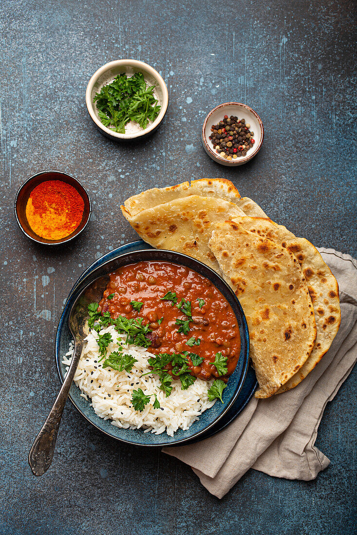 Dal Makhani mit Basmatireis und Naan