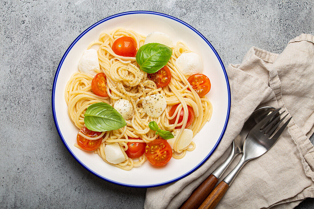 Spaghetti with cherry tomatoes and mozzarella