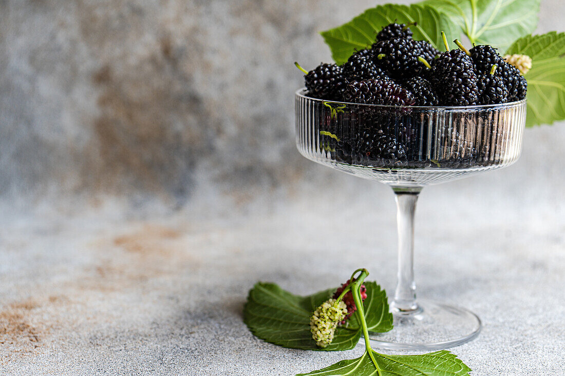 Frische Maulbeeren in Glasschale