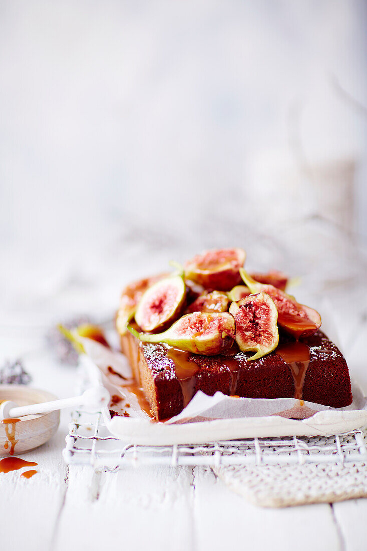 Ginger cake with figs and caramel