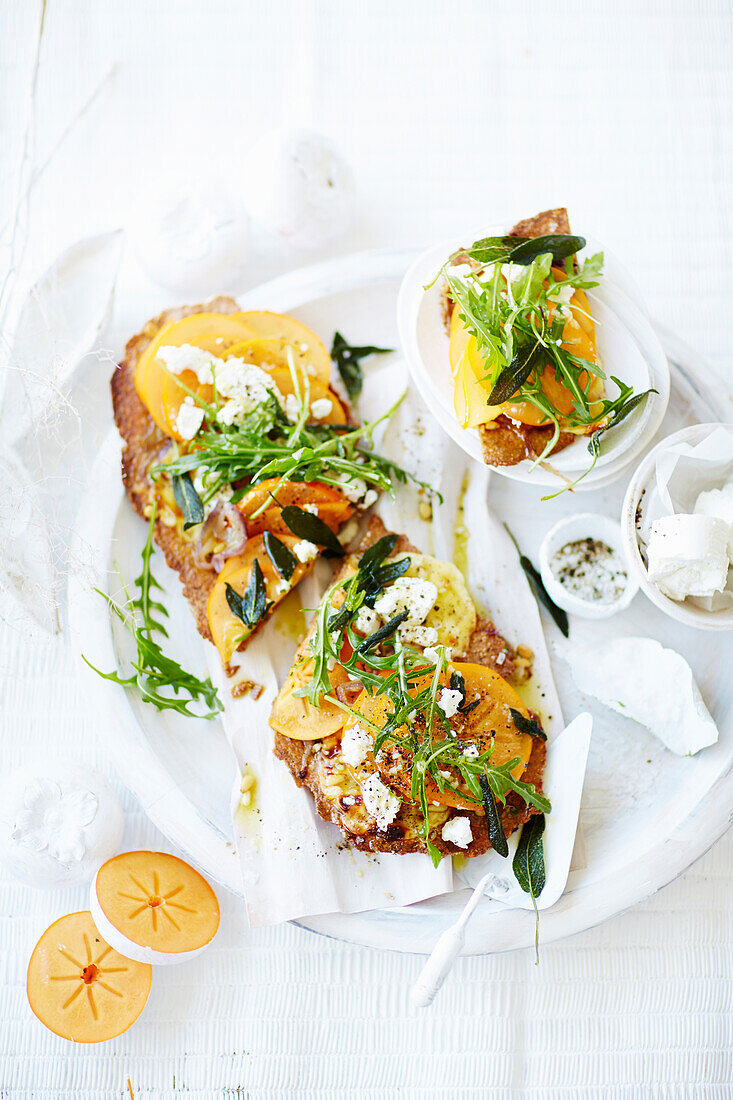 Fladenbrot mit Kaki und Ziegenkäse